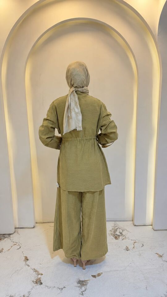 FİLE DETAYLI GİZLİ DÜĞMELİ BELİ BÜZGÜLÜ PANTOLONLU TAKIM HAKİ