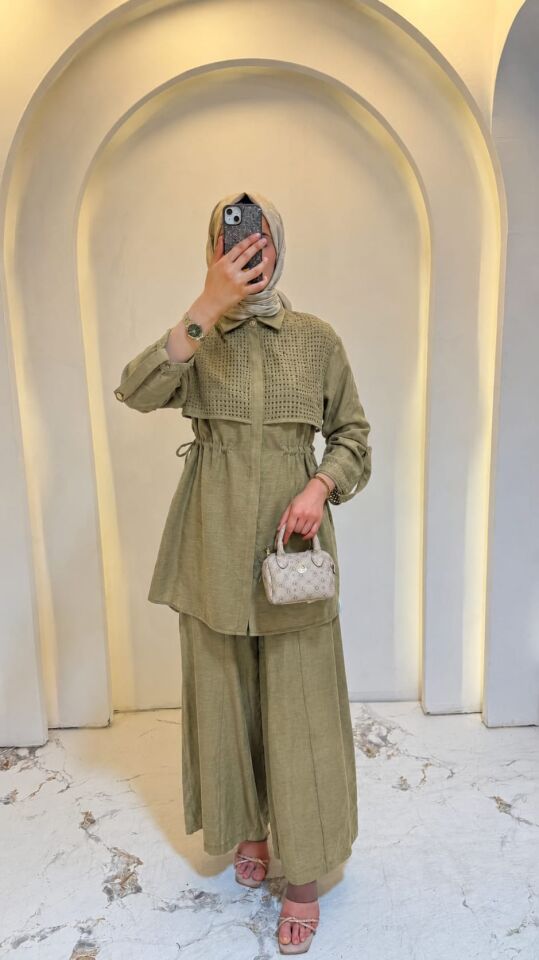 FİLE DETAYLI GİZLİ DÜĞMELİ BELİ BÜZGÜLÜ PANTOLONLU TAKIM HAKİ