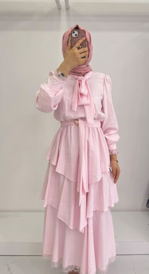 BOYUNDAN BAĞLAMALI DANTEL DETAYLI ELBİSE PEMBE