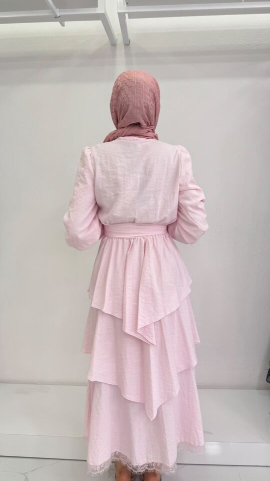 BOYUNDAN BAĞLAMALI DANTEL DETAYLI ELBİSE PEMBE