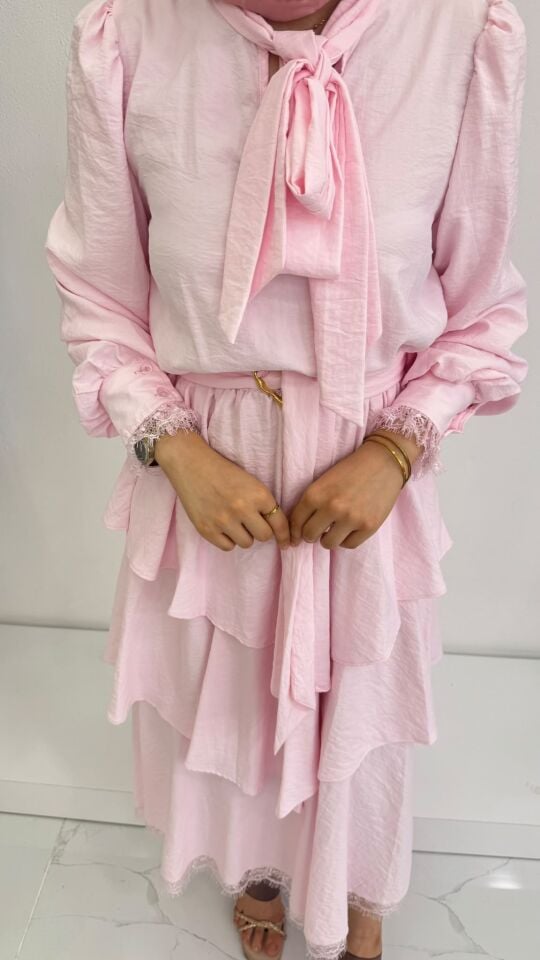 BOYUNDAN BAĞLAMALI DANTEL DETAYLI ELBİSE PEMBE