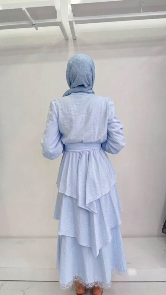 BOYUNDAN BAĞLAMALI DANTEL DETAYLI ELBİSE BEBE MAVİSİ