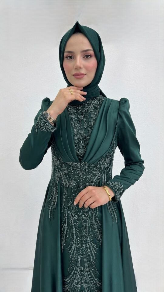 İŞLEMELİ VE PELERİN DETAYLI SATEN TESETTÜR ABİYE ELBİSE YEŞİL
