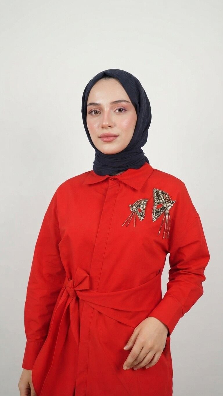 KELEBEK İŞLEMELİ YANDAN BAĞLAMALI TUNİK GÖMLEK KIRMIZI