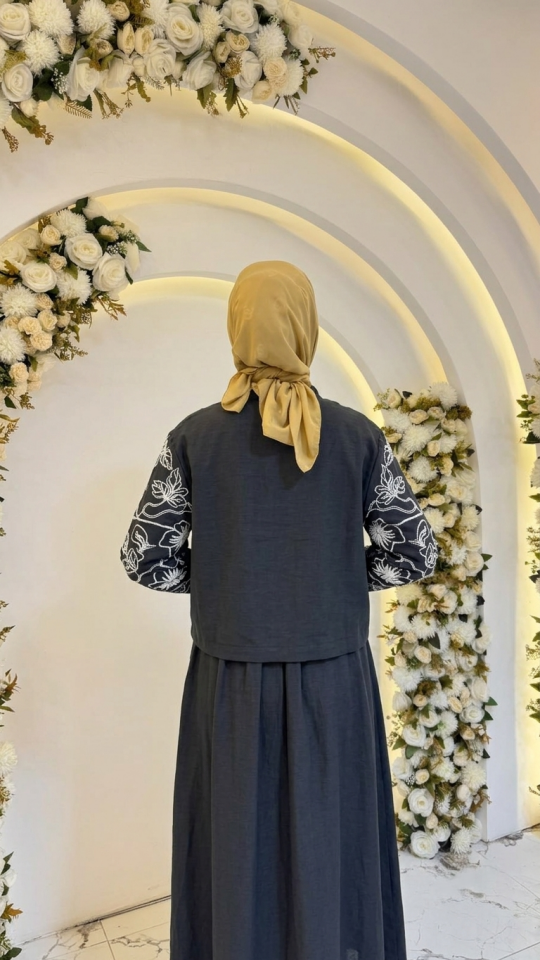KOLLARI NAKIŞ İŞLEMELİ HAKİM YAKA ETEKLİ İKİLİ TAKIM SİYAH