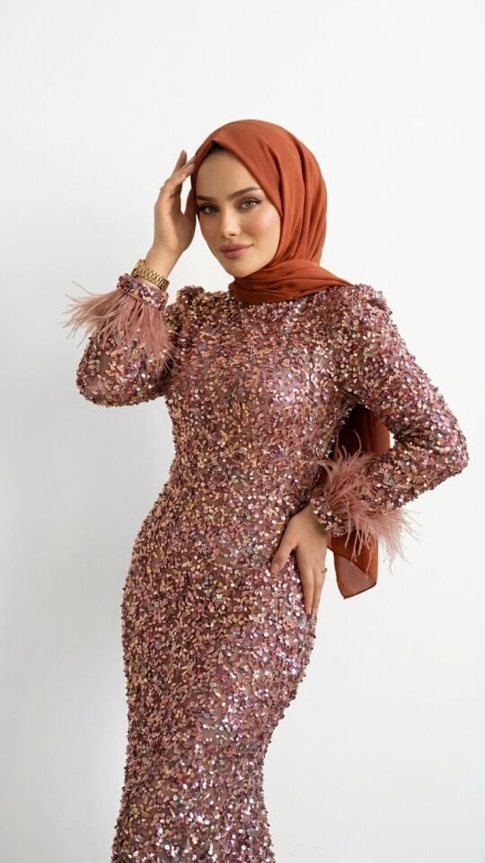 BOYDAN PAYET İŞLEMLİ BİLEKTEN TÜYLÜ TESETTÜR ABİYE PEMBE