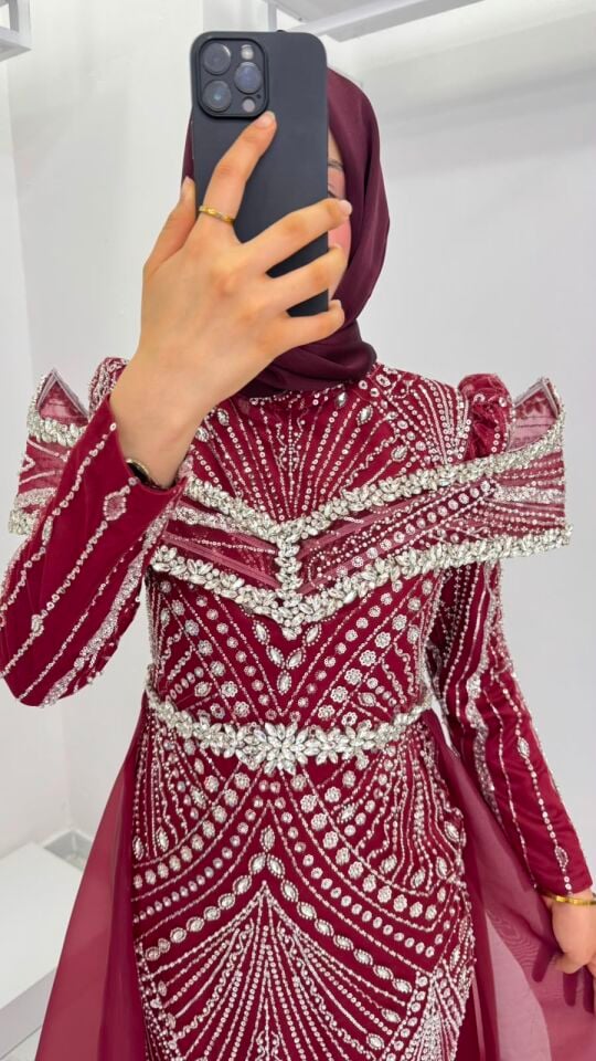 OMUZ DETAYLI VE TÜL PELERİNLİ GÖSTERİŞLİ ABİYE BORDO