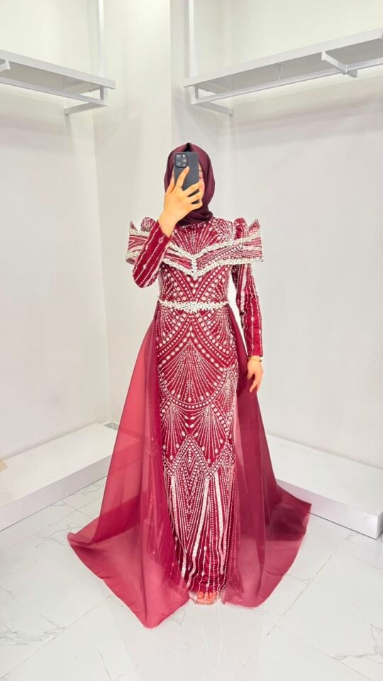 OMUZ DETAYLI VE TÜL PELERİNLİ GÖSTERİŞLİ ABİYE BORDO