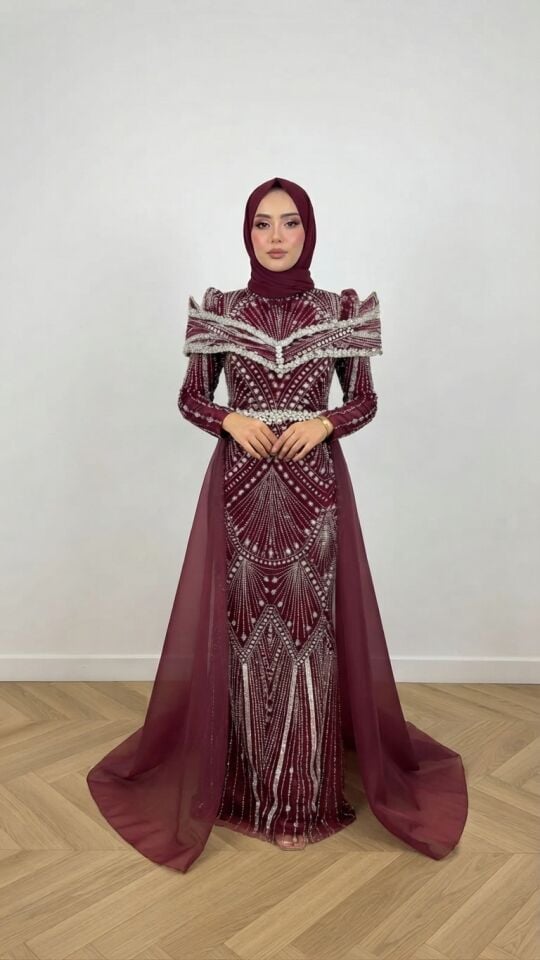 OMUZ DETAYLI VE TÜL PELERİNLİ GÖSTERİŞLİ ABİYE BORDO
