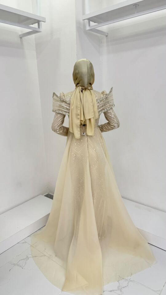 OMUZ DETAYLI VE TÜL PELERİNLİ GÖSTERİŞLİ ABİYE KREM