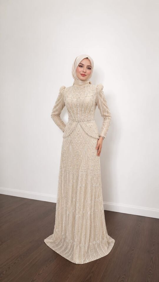 BONCUK İŞLEMELİ PEPLUM DETAYLI KREM RENGİ TESETTÜR ABİYE ELBİSE