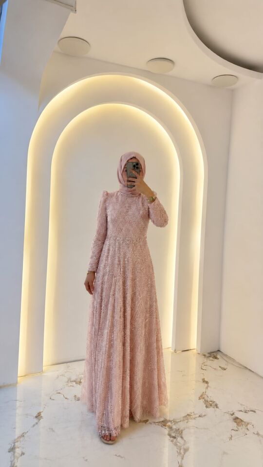 TAŞ İŞLEMELİ BELDEN VÜCUDA OTURAN TESETTÜR ABİYE PUDRA PEMBE