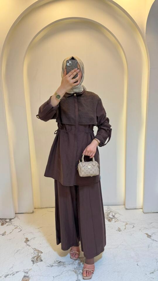 FİLE DETAYLI GİZLİ DÜĞMELİ BELİ BÜZGÜLÜ PANTOLONLU TAKIM KAHVERENGİ