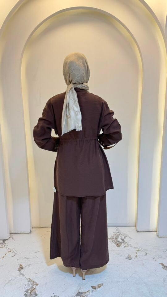 FİLE DETAYLI GİZLİ DÜĞMELİ BELİ BÜZGÜLÜ PANTOLONLU TAKIM KAHVERENGİ
